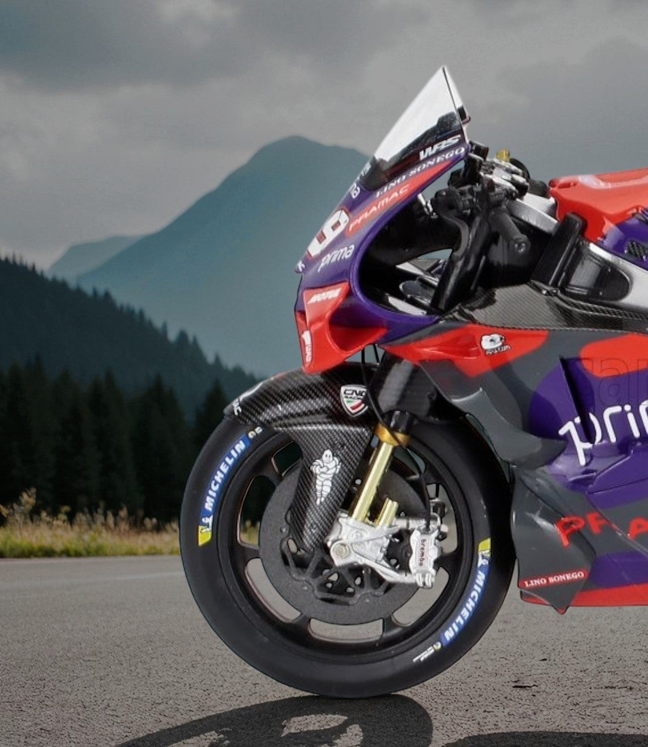 MODEL MOTORBIKES.