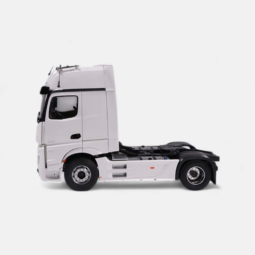 Mercedes-Benz Actros L 1:18 scale model showcasing side view with detailed exterior and cabin design.
