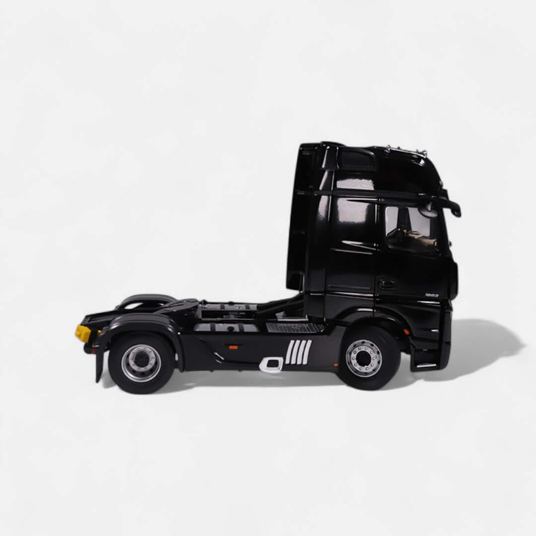 Black Mercedes-Benz Actros L 1:18 scale model showcasing detailed side view and realistic design features.